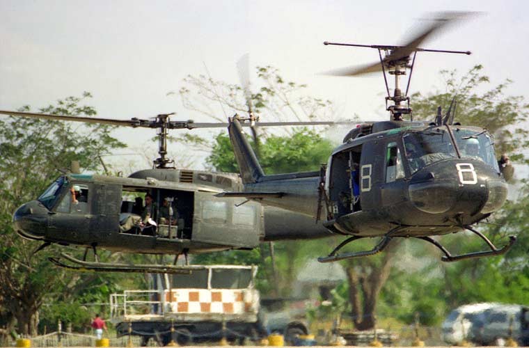 Trong đó, Không quân Philippines biên chế 58 chiếc  trực thăng UH-1, đây được xem là “xương sống” của không quân trực thăng Philippines đảm trách nhiệm vụ vận tải, cấp cứu, cứu hộ cứu nạn và chi viện hỏa lực cho bộ binh trong các chiến dịch truy quét phiến quân Hồi giáo.